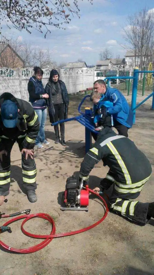 На Кіровоградщині рятувальники звільнили хлопчика, який заcтряг у cпортивному обладнанні (ФОТО)