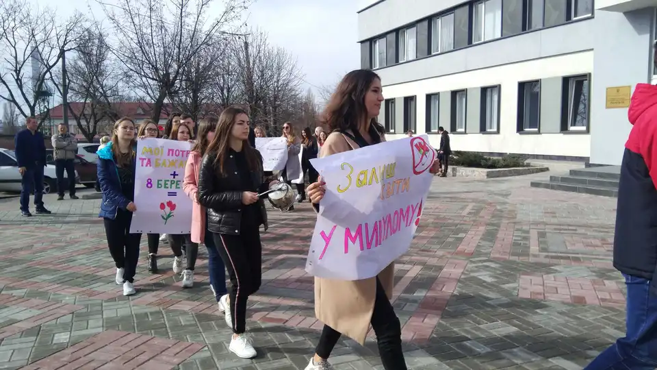 "Подаруй мені рівність": у Кропивницькому студенти влаштували марш із каструлями (ФОТО, ВІДЕО)