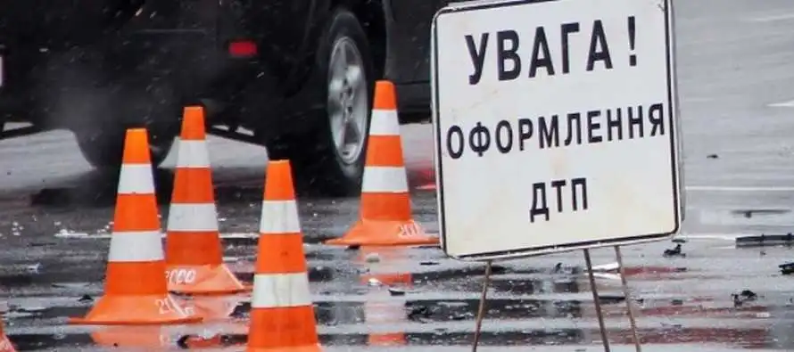 У Кропивницькому «Infiniti» пішла на обгін та зіткнулася з маршруткою (ФОТО)