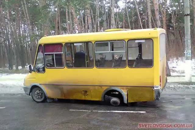 У Світловодську маршрутка на ходу "загубила" колеса