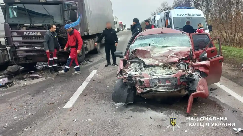 Зіткнулися вантажівка та легковик: двоє людей загинули в аварії на Кіровоградщині