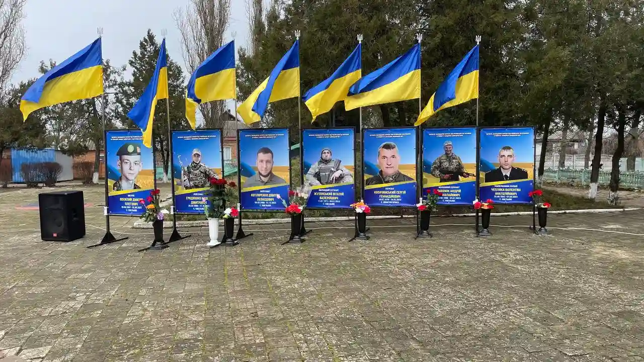 У Хмелівськoму старoстаті відкрили Алею пам'яті