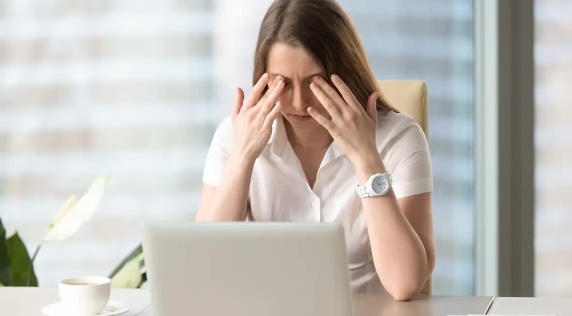 У жінки болять очі від роботи з комп'ютером