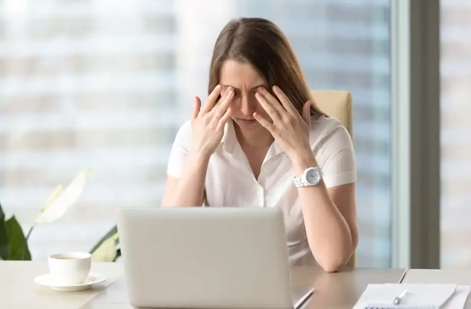 У жінки болять очі від роботи з комп'ютером