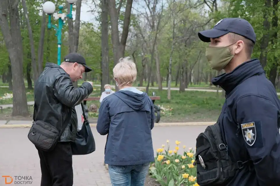 На прогулянку без маски: як відпочивають у Дендропарку кропивничани (ФОТОРЕПОРТАЖ)