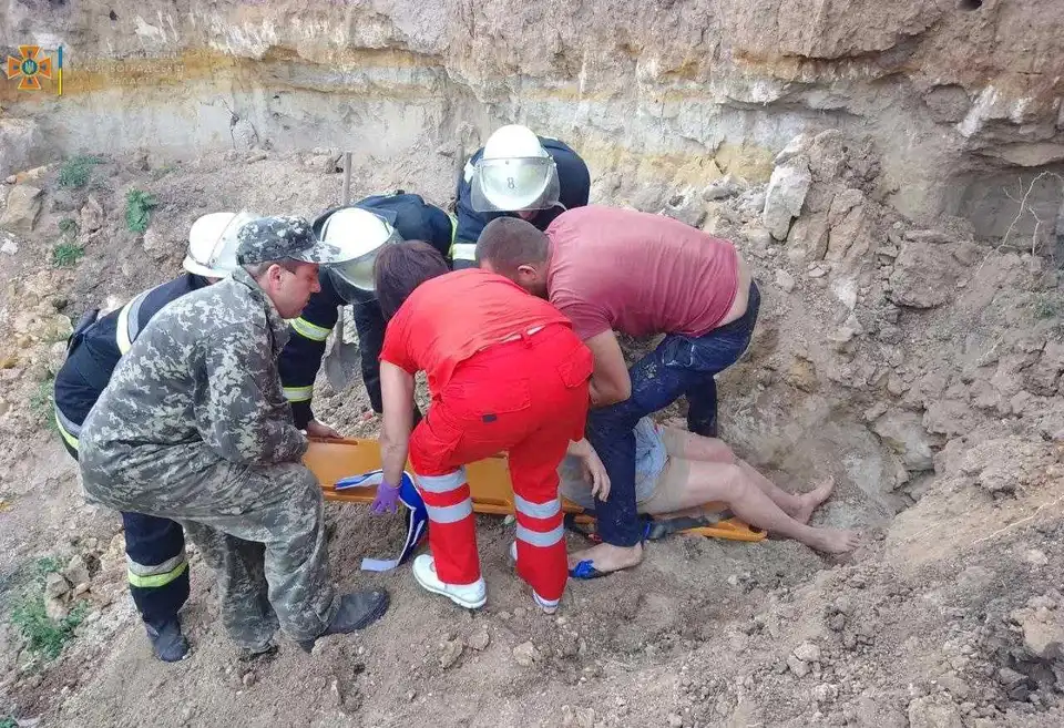 На Кіровоградщині врятували жінку, яку присипало піском (ФОТО)