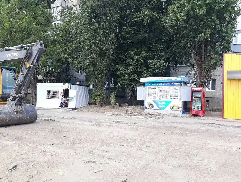 У Кропивницькому на Полтавській демонтують два кіоски (ФОТО)
