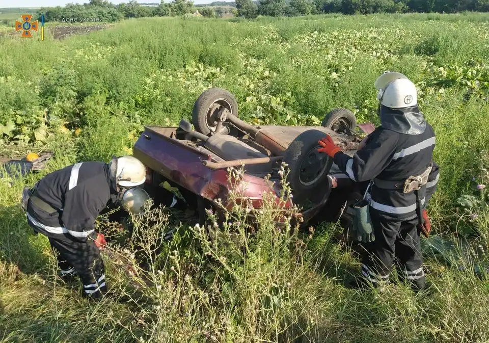 На Кіpовогpадщині пеpекинулася автівка, загинула 42-pічна жінка (ФОТО)
