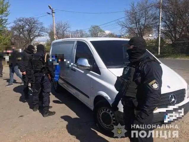 Поліція Кіровоградщини затримала осіб, які відібрали в підприємця майже мільйон доларів