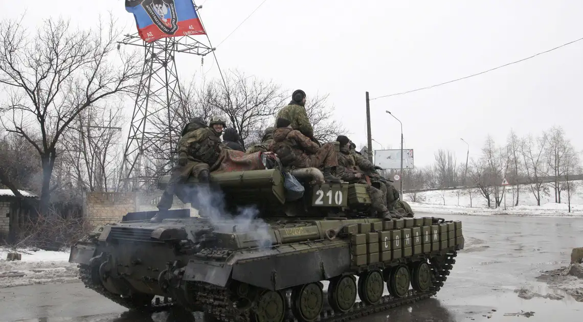 Бойовики на танках та БМП атакували Саханку за «новою» схемою (ВІДЕО) фото 1