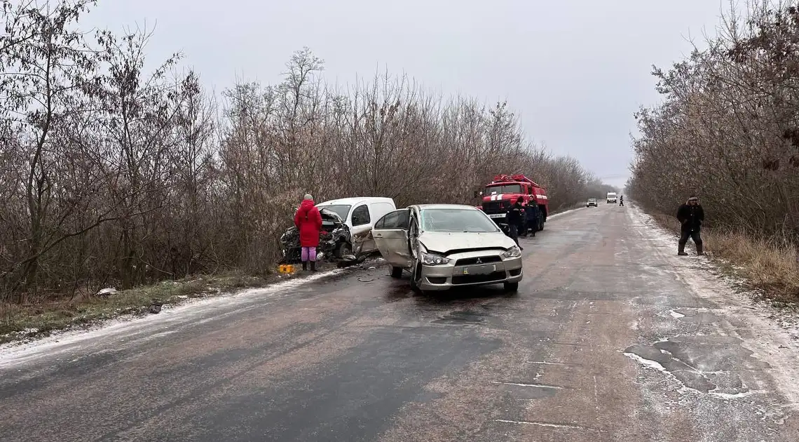 На Кіровоградщині сталася ДТП за участі Mitsubishi та Renault, є постраждалий (ФОТО) фото 1