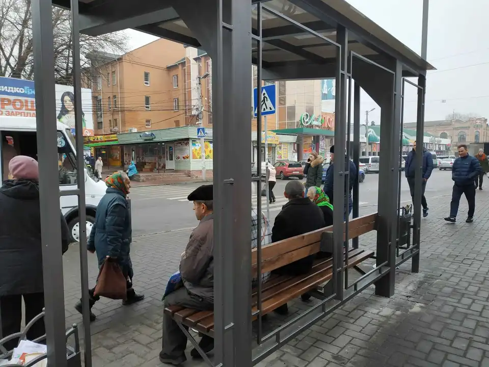 У центpі Кpопивницького невідомі пошкодили нову зупинку (ФОТО)