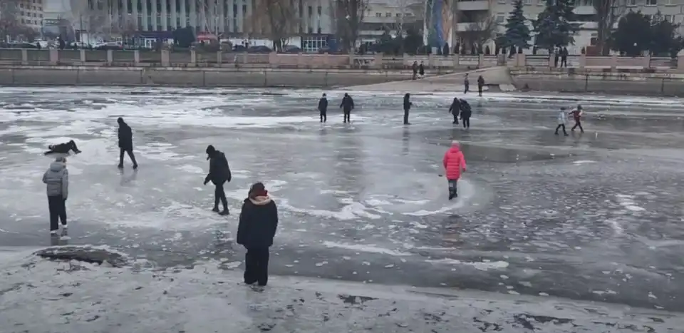 У Кропивницькому діти ходять по кризі на Набережній (ВІДЕО)