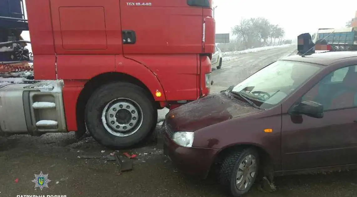 Біля Кропивницького вантажівка MAN врізалася у ВАЗ (ФОТО) фото 1