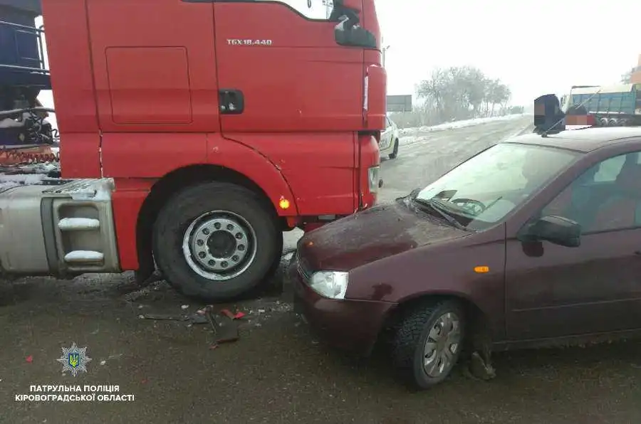 Біля Кропивницького вантажівка MAN врізалася у ВАЗ (ФОТО)