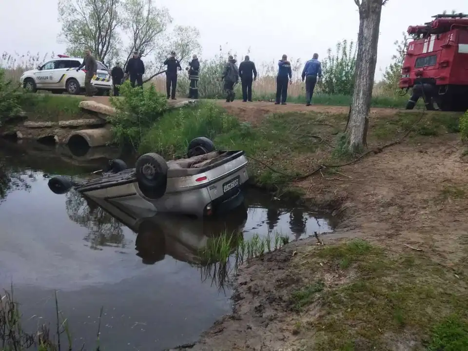 На Кіровоградщині автомобіль злетів з мосту, водій загинув (ФОТО)