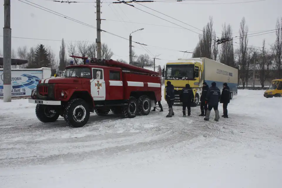 Штормова Кіровоградщина: розблокування сотень автівок з пасажирами та врятована породілля (ФОТО)