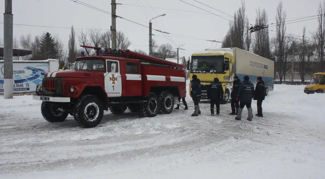 Штормова Кіровоградщина: розблокування сотень автівок з пасажирами та врятована породілля (ФОТО) фото 1