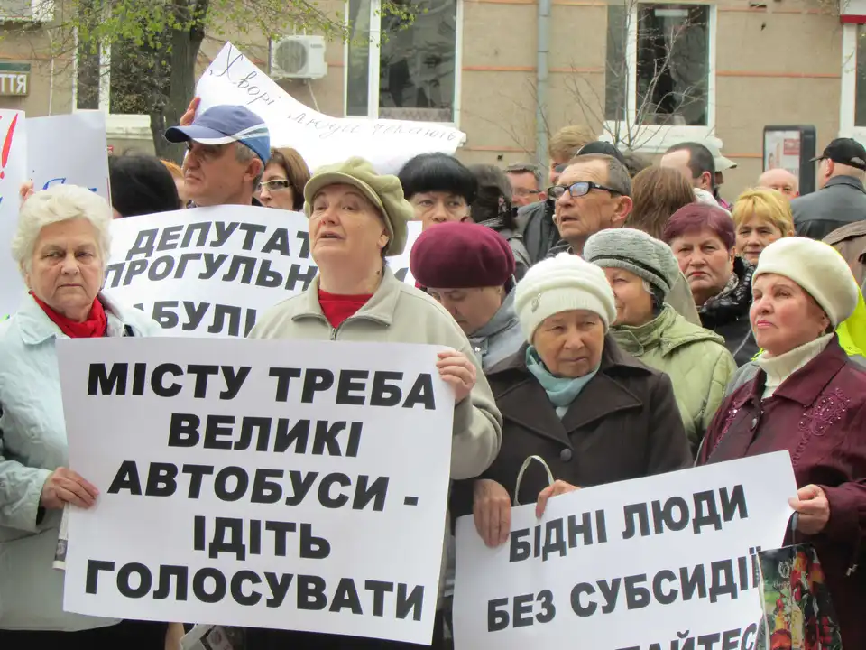«Почніть працювати»: у Кропивницькому під міськрадою мітингують обурені жителі міста (ФОТО, ВІДЕО) фото 1