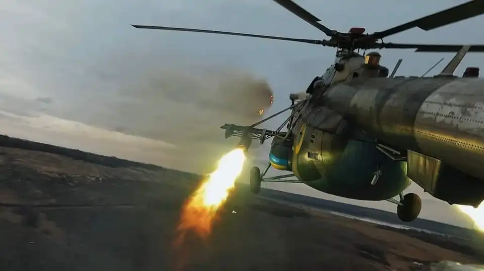 вертоліт обстрілює позиції