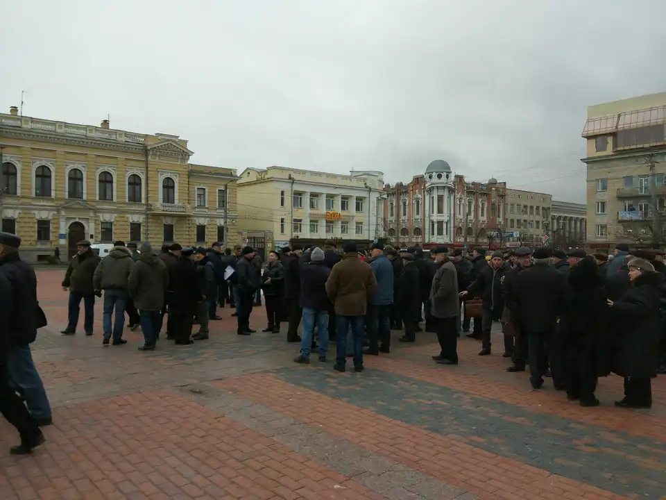 Екс-міліціонери перекрили центральну вулицю Кропивницького, вимагаючи перерахунку пенсій (ФОТО)