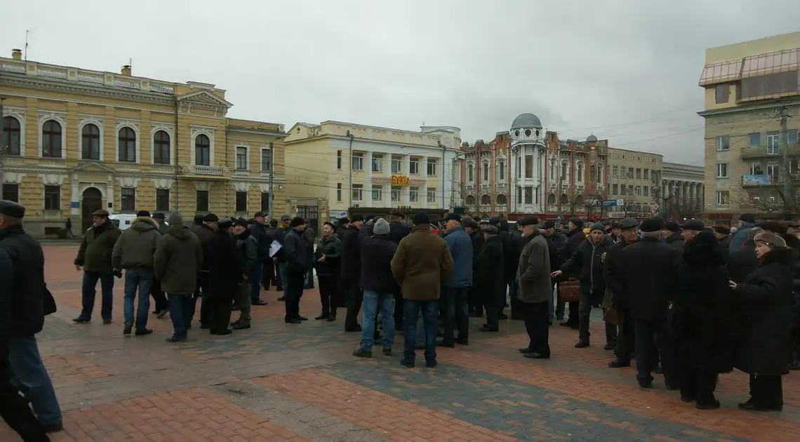 Екс-міліціонери перекрили центральну вулицю Кропивницького, вимагаючи перерахунку пенсій (ФОТО) фото 1