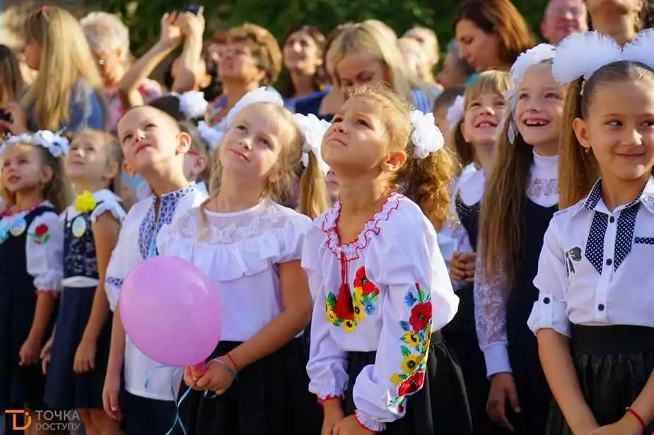 Кропивницький: для першачків вже частково придбали парти та закупили ноутбуки фото 1