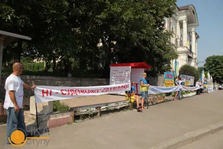 Олександрійські люстратори пікетують Апеляційний суд у Кіровограді (ФОТО) фото 1