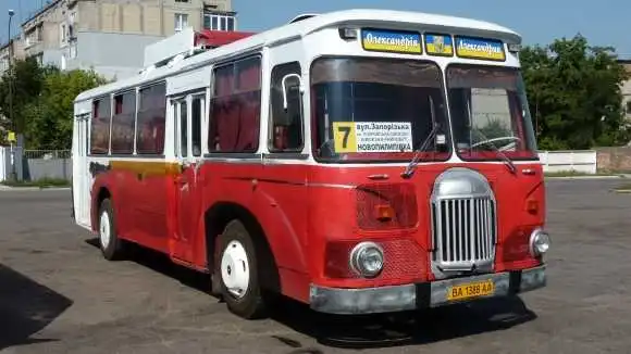 На Кіровоградщині автобус "перетворили" на кабріолет (ФОТО)