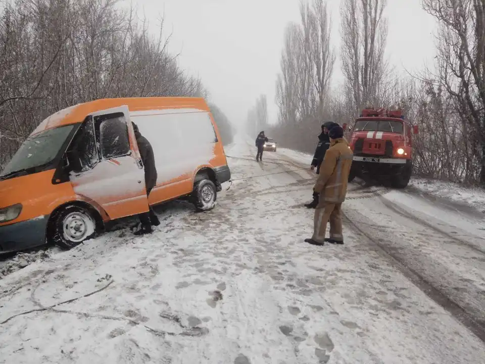 Через негоду на Кіровоградщині застрягли легковики та автобуси (ФОТО) фото 1