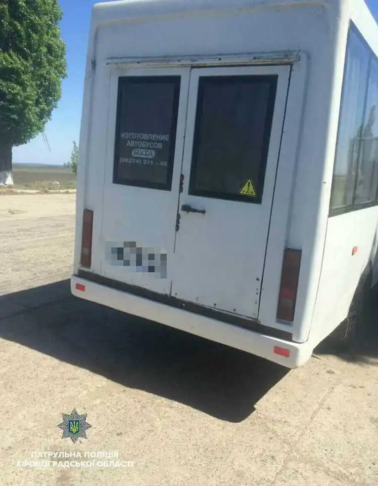 На штрафмайданчик у Кропивницькому доставили 2 арештовані маршрутки (ФОТО)