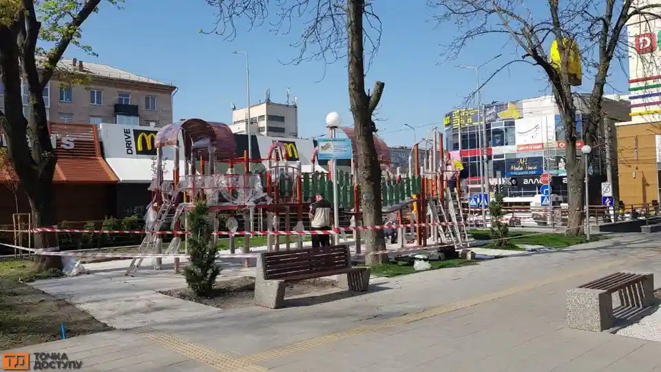 дитячий майданчик у Центральному сквері