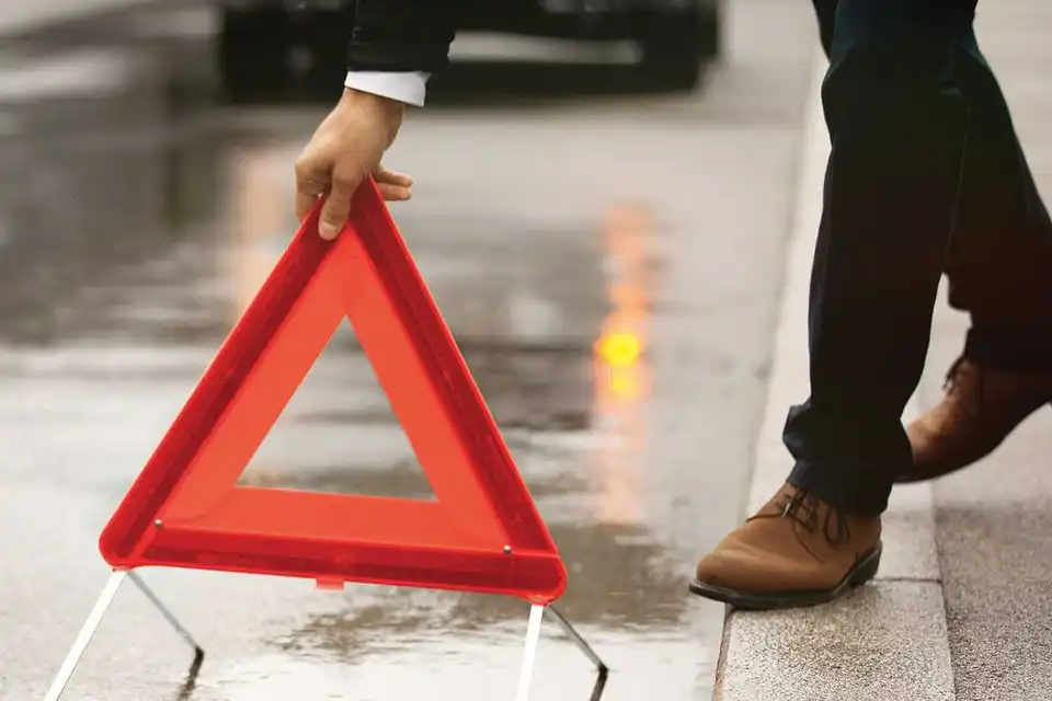 На Кіровоградщині пасажирський автобус протаранив зупинку, постраждала жінка (ФОТО)