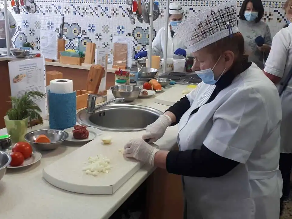 Болон’єзе, чахохбілі та смузі: для кухарів шкіл Кропивницького організували навчання (ФОТО)