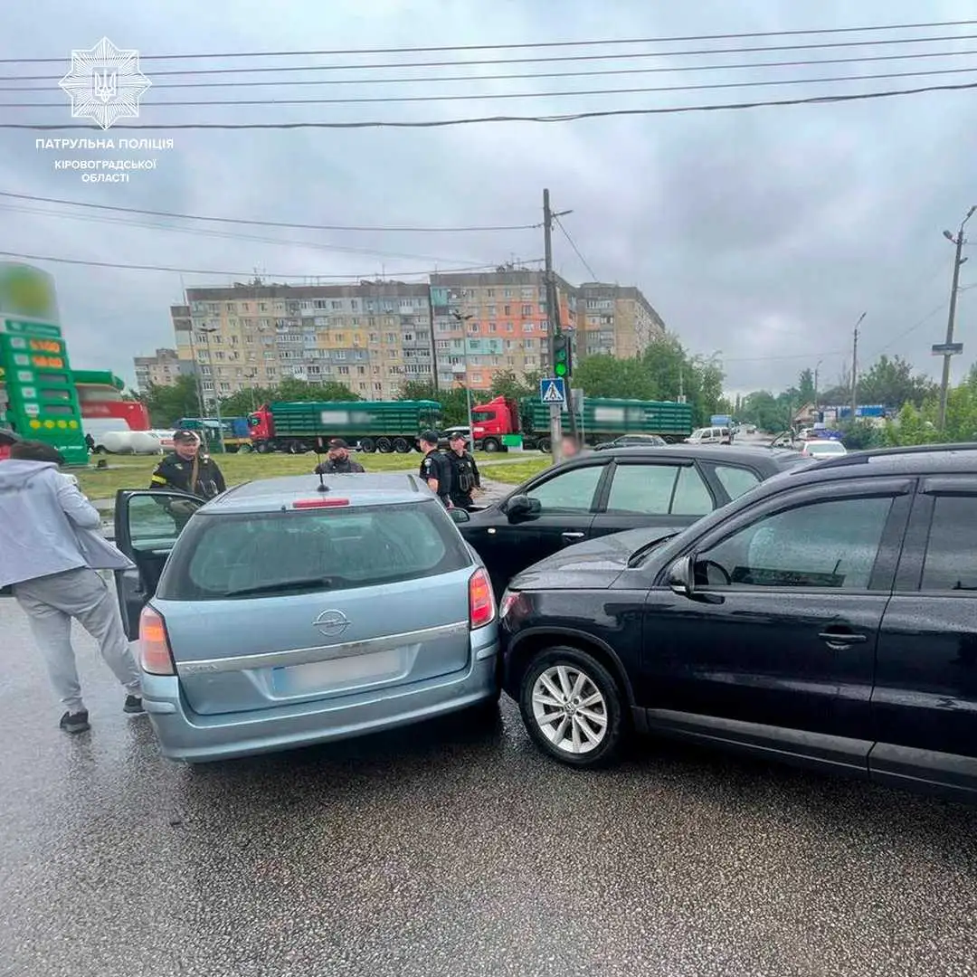 На перехресті в Кропивницькому сталася ДТП за участі трьох автомобілів (ФОТО) фото 1