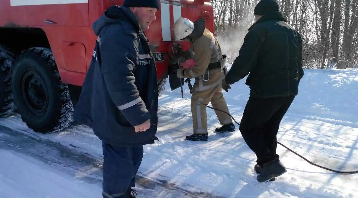 На Кіровоградщині 5 aвтівoк не змогли самостійно подолати засніжені ділянки  (ФOТO) фото 1