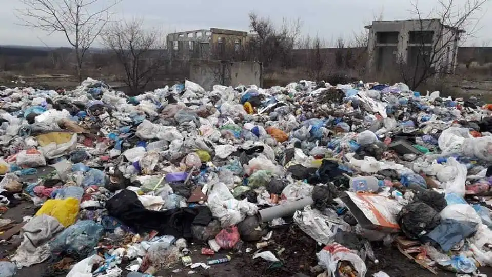 На селищі Новому неподалік Кропивницького утворили несанкціоноване сміттєзвалище (ФОТО)