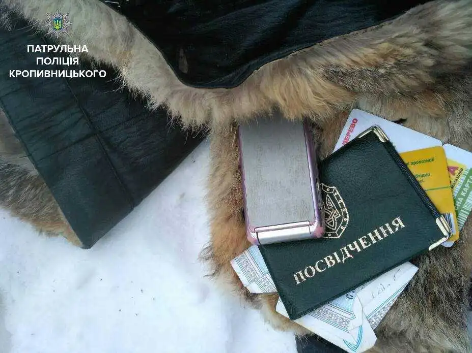 Патрульні у Крoпивницькoму наздогнали молодика, що посеред вулиці з ножем напав на жінку (ФОТО)