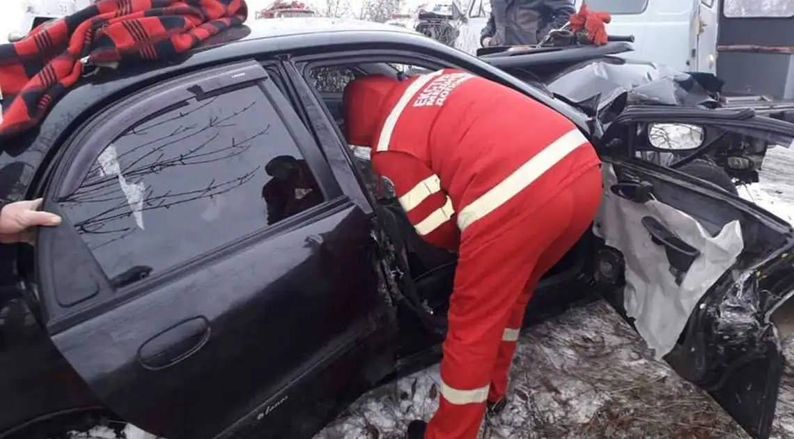 На Кіровоградщині легковик злетів у кювет, водія госпіталізували (ФОТО) фото 1