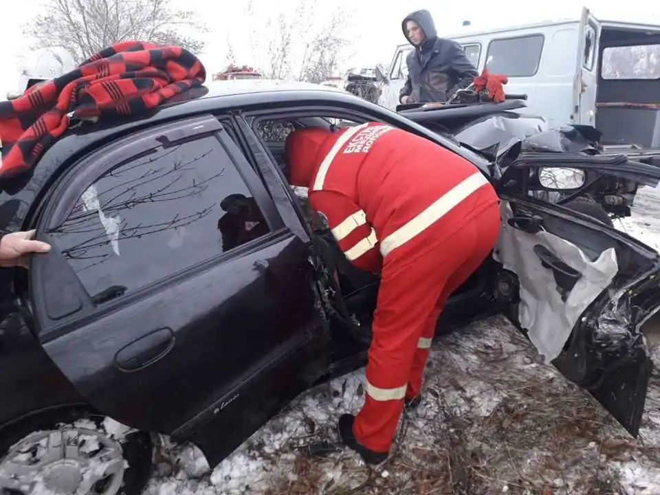 На Кіровоградщині легковик злетів у кювет, водія госпіталізували (ФОТО)