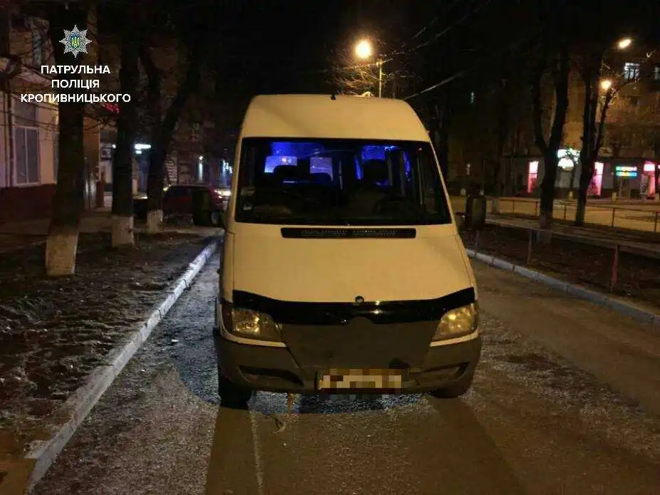У Кропивницькому затримали п'яного водія, який катався вулицями міста за кермом викраденого авто (ФОТО)