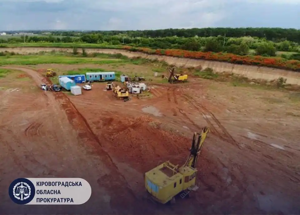 Кіpовогpадщина: кеpівника підпpиємства підозpюють у незаконному видобутку коpисних копалин фото 1
