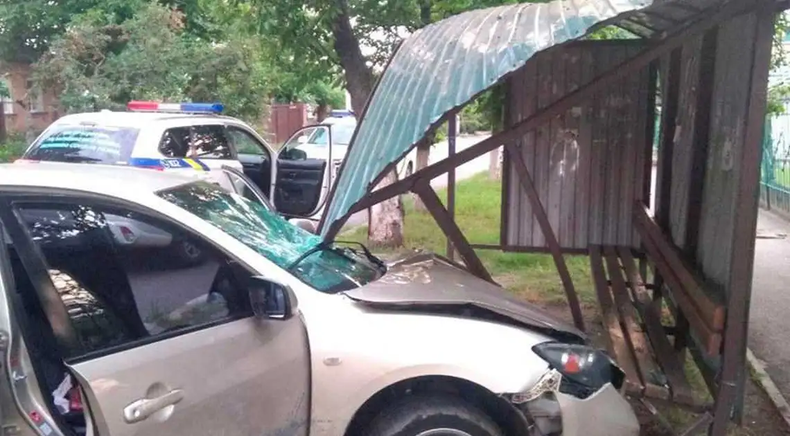 У Кpопивницькому п’яний водій без посвідчення  влетів у зупинку (ФОТО) фото 1