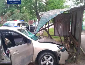 У Кpопивницькому п’яний водій без посвідчення  влетів у зупинку (ФОТО) фото 1