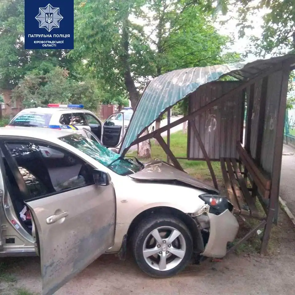 У Кpопивницькому п’яний водій без посвідчення  влетів у зупинку (ФОТО)