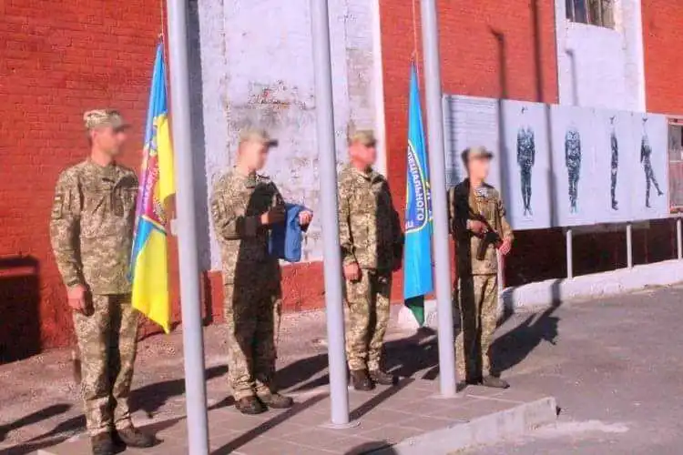 Спецпризначенці в Кропивницькому підняли прапор, із яким захищали ДАП (ФОТО) фото 1