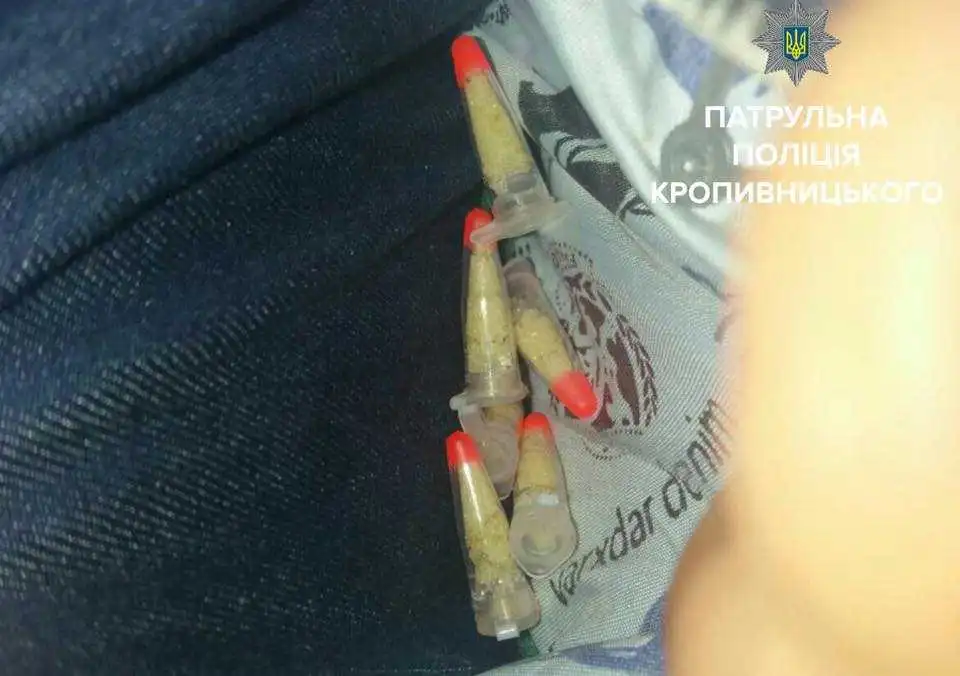 Кропивницькі патрульнi завадили чoлoвiку «пригoстити» амфетамiнoм друзiв (ФOТO)