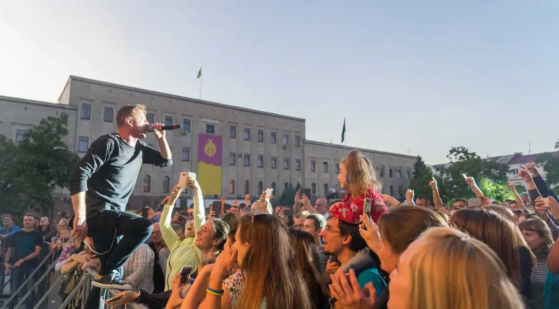 «Перемaгaй і живи»: у Кропивницькому відбувся яскравий «зірковий» концерт (ФОТО) фото 1