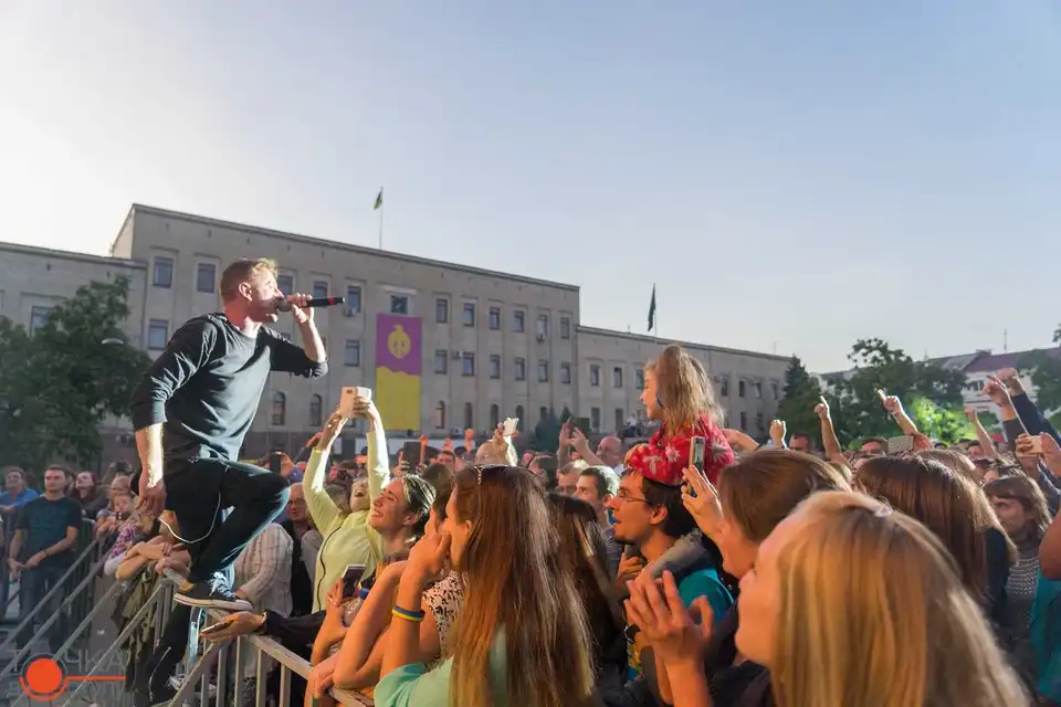 «Перемaгaй і живи»: у Кропивницькому відбувся яскравий «зірковий» концерт (ФОТО)