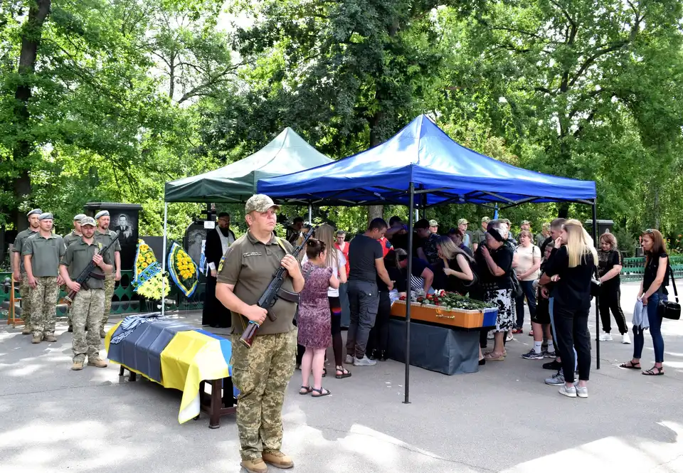 попрощалися з військовим